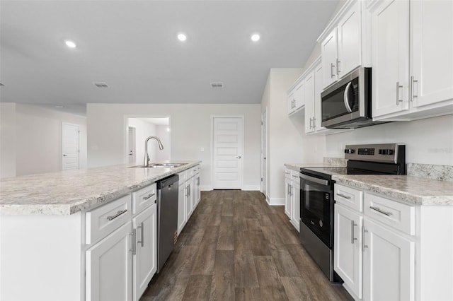 6 Squanto Pl, Palm Coast, FL 32164 - kitchen with appliances with stainless steel finishes, a sink, baseboards, a center island with sink, and light countertops