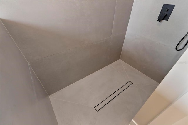 56 Columbia Ln, Palm Coast, FL 32137 - bathroom featuring a tile shower