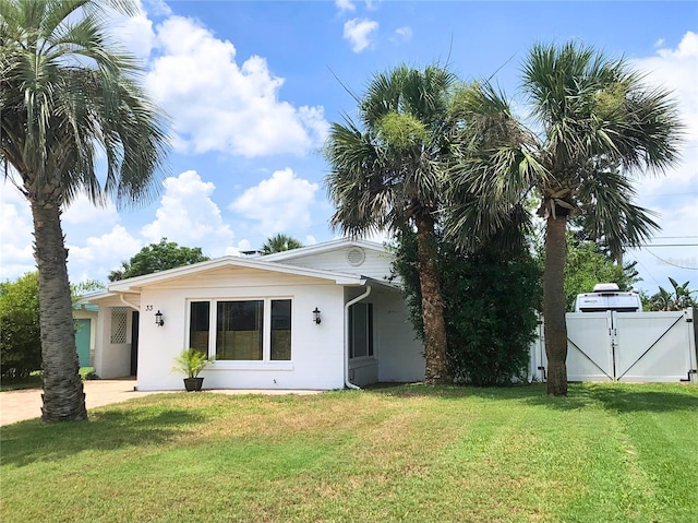 33 Camellia Dr, Ormond Beach, FL 32176 - view of front facade featuring a gate and stucco siding