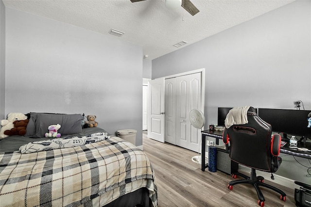 4 Seathorn Path, Palm Coast, FL 32164 - bedroom with wood finished floors, a closet, a desk, a textured ceiling, and ceiling fan