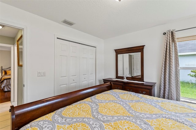 118 Pine Grove Dr, Palm Coast, FL 32164 - bedroom featuring a closet and a textured ceiling