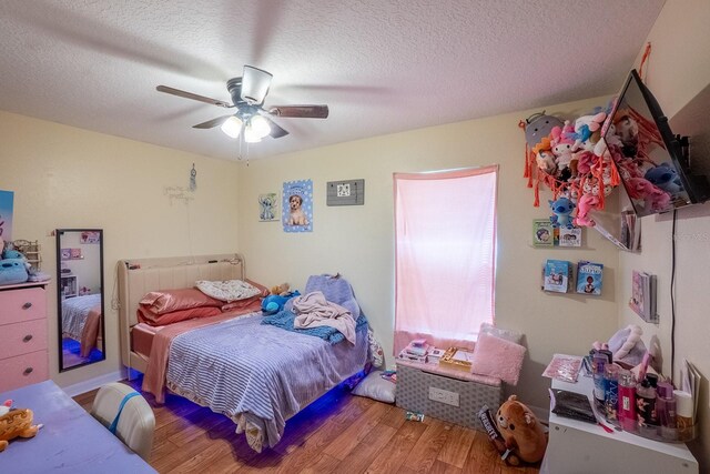 19 Rydell Ln, Palm Coast, FL 32164 - bedroom featuring wood finished floors, a textured ceiling, and a ceiling fan