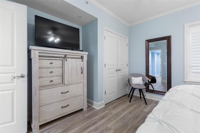 200 Ocean Crest Dr Unit 913, Palm Coast, FL 32137 - bedroom with crown molding, light wood-style flooring, and a closet