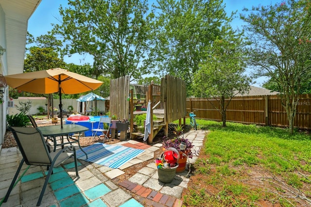 29 Rylin Ln, Palm Coast, FL 32164 - fenced backyard featuring outdoor dining space and a patio area