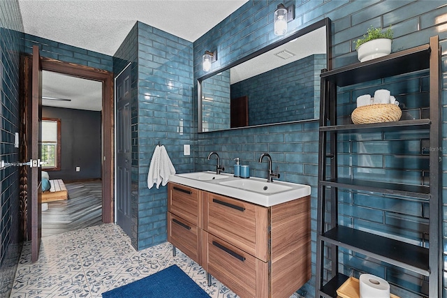 8 White Horse Ln, Palm Coast, FL 32164 - ensuite bathroom featuring double vanity and a textured ceiling