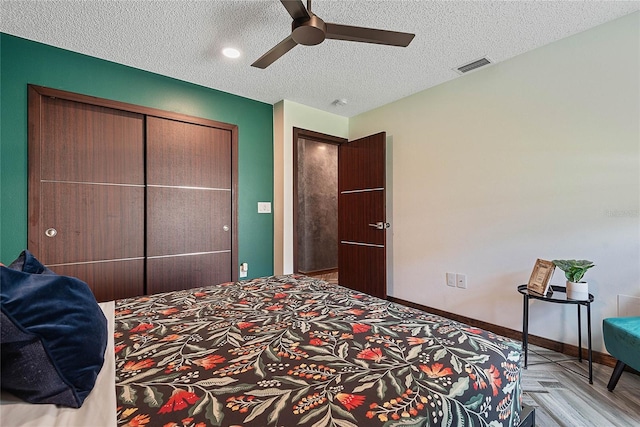 8 White Horse Ln, Palm Coast, FL 32164 - bedroom featuring a textured ceiling, ceiling fan, and a closet
