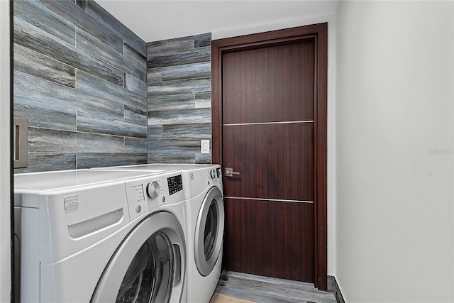 8 White Horse Ln, Palm Coast, FL 32164 - laundry room featuring washing machine and clothes dryer and light wood-style flooring