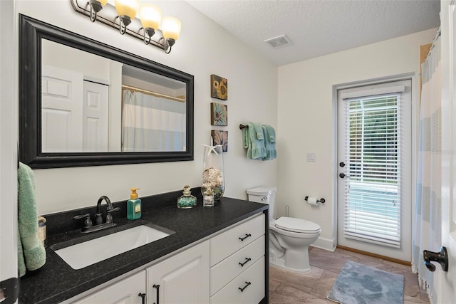 1254 Royal Pointe Ln, Ormond Beach, FL 32174 - full bath with vanity, a textured ceiling, and curtained shower