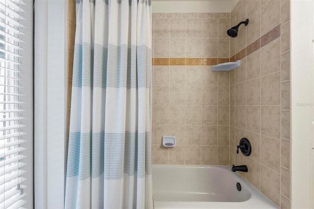 1254 Royal Pointe Ln, Ormond Beach, FL 32174 - bathroom featuring shower / bathtub combination with curtain