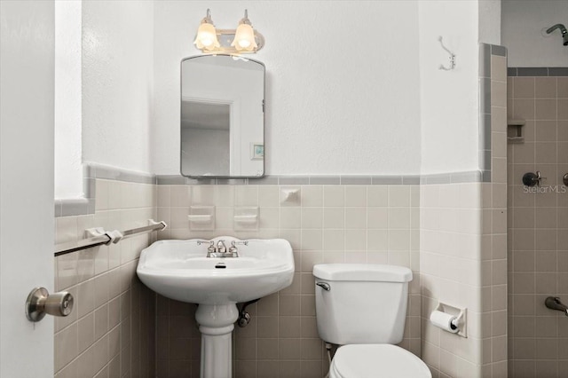 1026 Bel Aire Dr, Daytona Beach, FL 32118 - bathroom with tile walls and a wainscoted wall