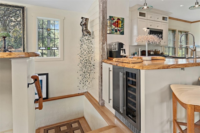 603 Front St, Welaka, FL 32193 - indoor wet bar featuring beverage cooler
