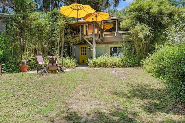603 Front St, Welaka, FL 32193 - back of house featuring a yard