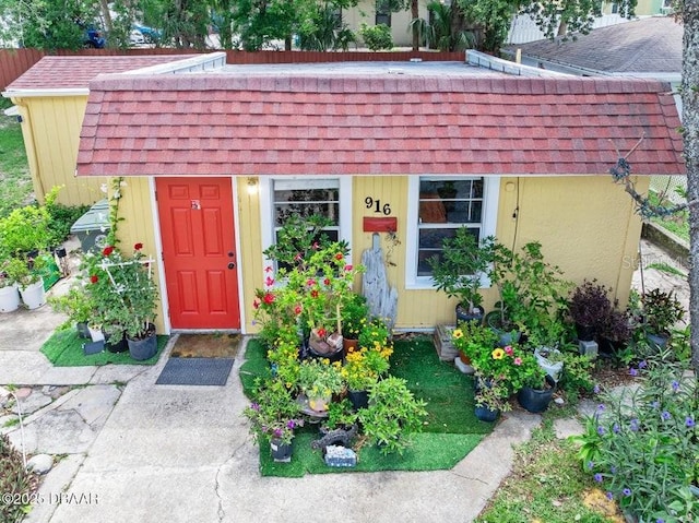 918 N Wild Olive Ave, Daytona Beach, FL 32118 - view of front facade with a shingled roof
