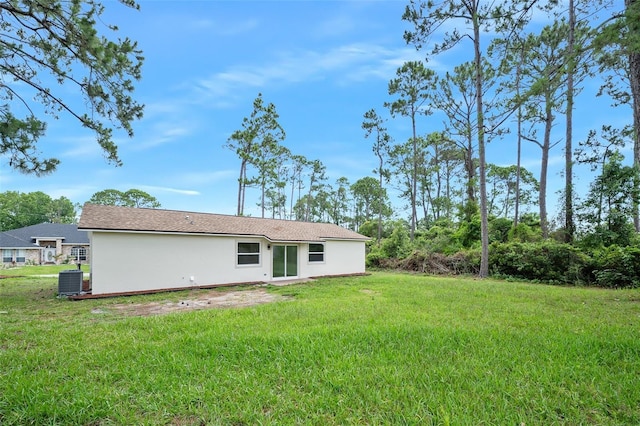3 Fenwood Ln, Palm Coast, FL 32137 - rear view of house featuring a yard and stucco siding