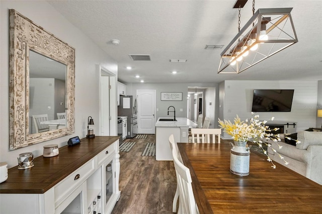 7 Grand Par Ct, Bunnell, FL 32110 - dining space with dark wood finished floors, recessed lighting, and a textured ceiling