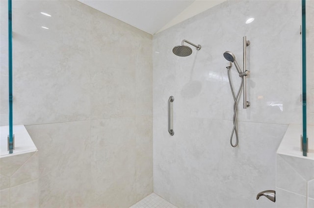 12 Comet Ct, Palm Coast, FL 32137 - full bathroom featuring tiled shower and lofted ceiling