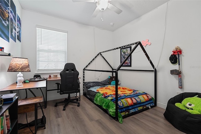 7 Pine Bush Ln, Palm Coast, FL 32164 - bedroom with wood finished floors, a desk, and a ceiling fan
