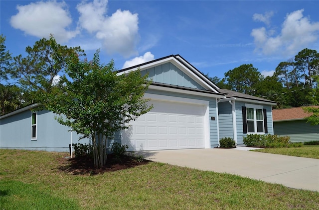 35 Putter Dr, Palm Coast, FL 32164 - ranch-style home featuring board and batten siding, driveway, an attached garage, and a front lawn