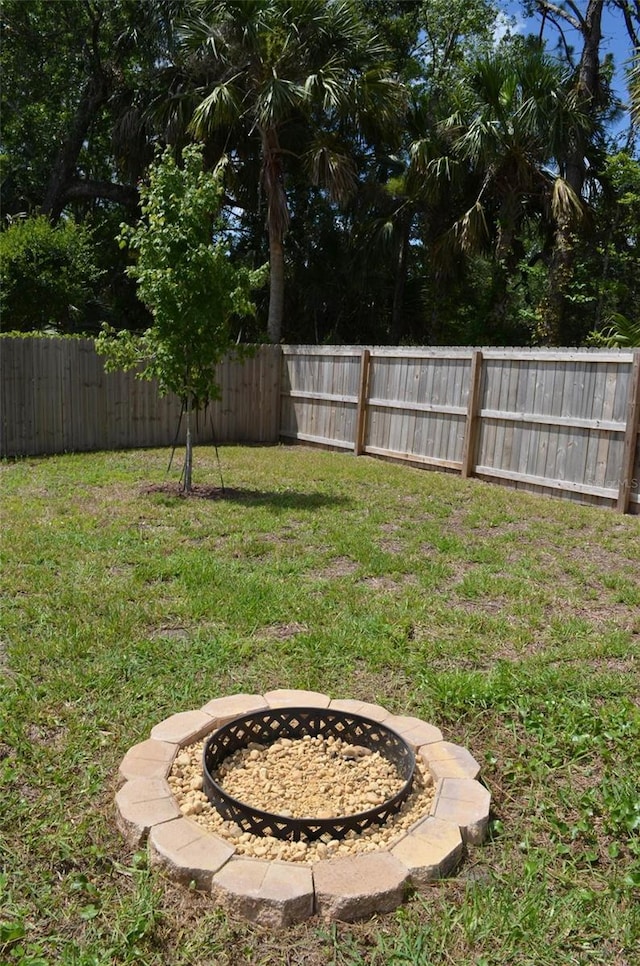 35 Putter Dr, Palm Coast, FL 32164 - fenced backyard featuring a fire pit