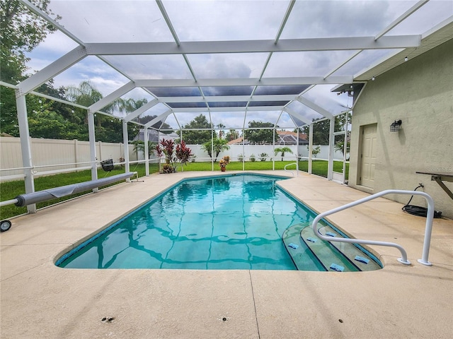 8 Wiltshire Pl, Palm Coast, FL 32164 - view of swimming pool with a patio area and a fenced backyard