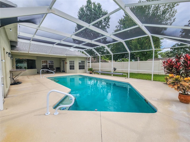 8 Wiltshire Pl, Palm Coast, FL 32164 - view of swimming pool featuring a patio, a fenced backyard, and a lanai