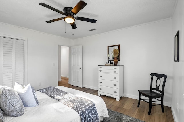 54221 Cravey Rd, Callahan, FL 32011 - bedroom featuring wood finished floors, ornamental molding, a closet, and a ceiling fan