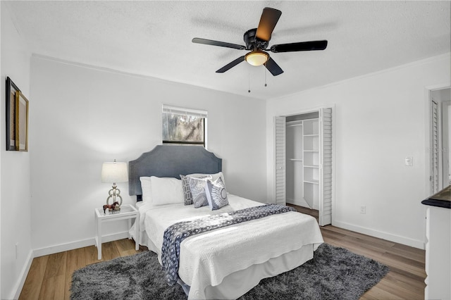 54221 Cravey Rd, Callahan, FL 32011 - bedroom with wood finished floors, a textured ceiling, and a ceiling fan