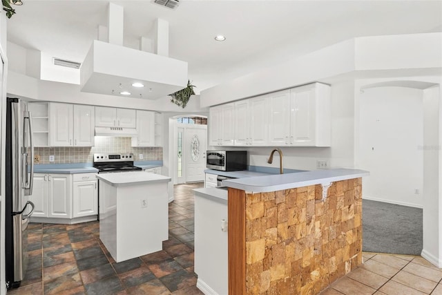 2790 Pelham Cir, Deltona, FL 32738 - kitchen featuring appliances with stainless steel finishes, a peninsula, a kitchen island, white cabinetry, and recessed lighting