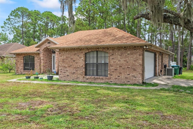 2790 Pelham Cir, Deltona, FL 32738 - ranch-style home with brick siding, driveway, a front lawn, and roof with shingles