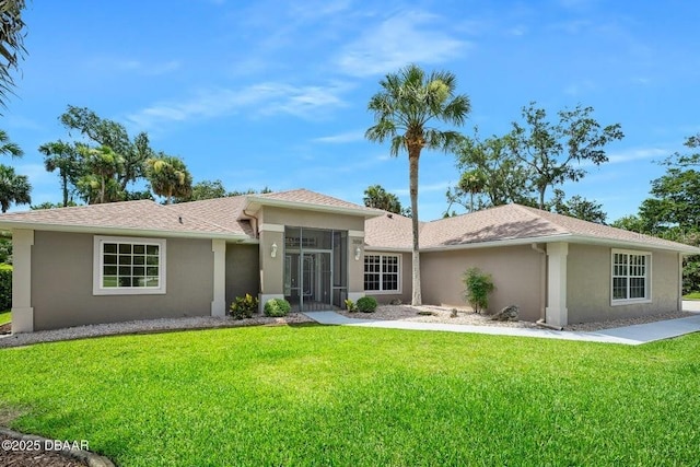 3959 S Chinook Ln, Ormond Beach, FL 32174 - view of front facade with stucco siding and a front lawn