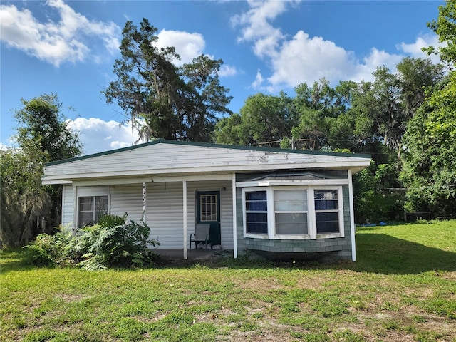 view of front facade featuring a front lawn