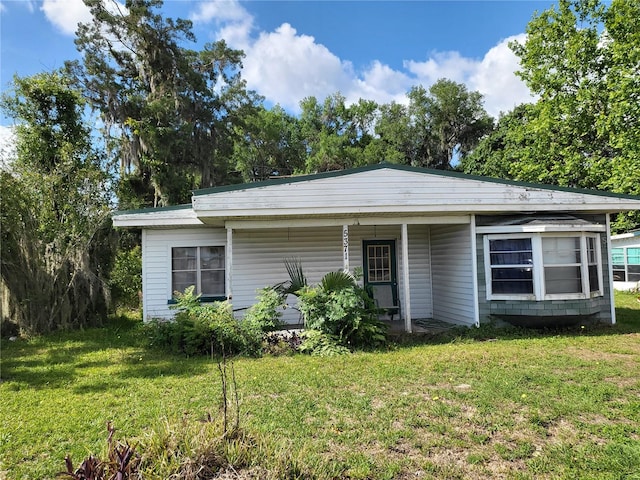 view of front of home featuring a front lawn