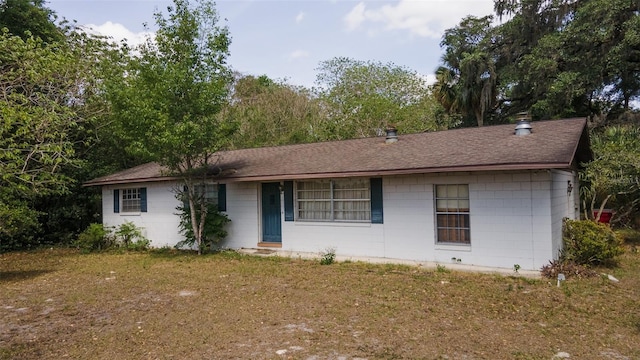 ranch-style home featuring a front lawn