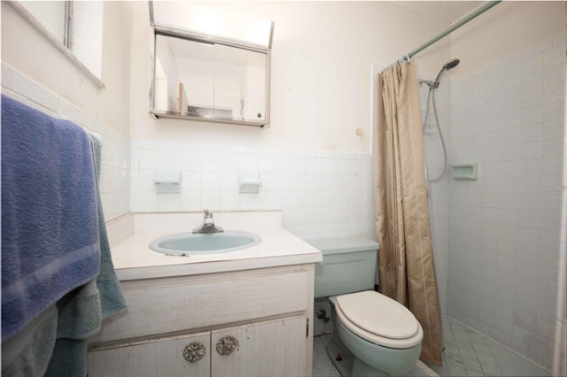 bathroom with tile walls, toilet, backsplash, curtained shower, and oversized vanity