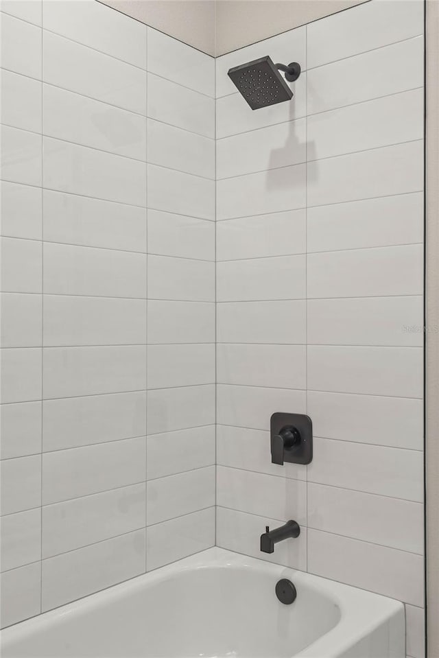 bathroom featuring tiled shower / bath combo