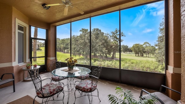 sunroom with ceiling fan