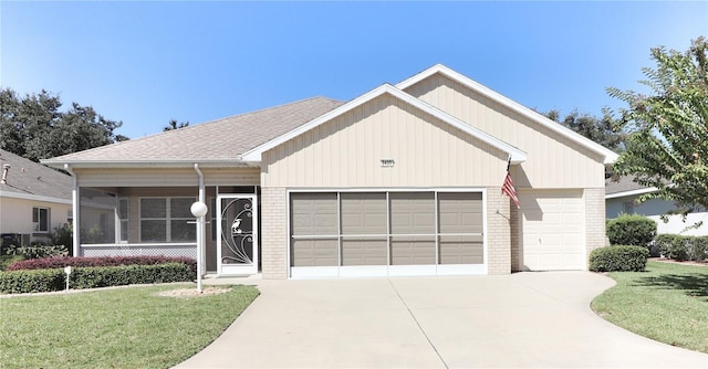 view of front of property featuring a front lawn