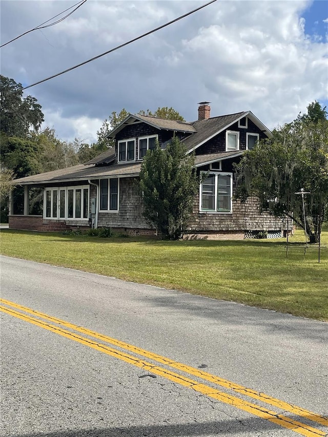 view of front of property featuring a front lawn