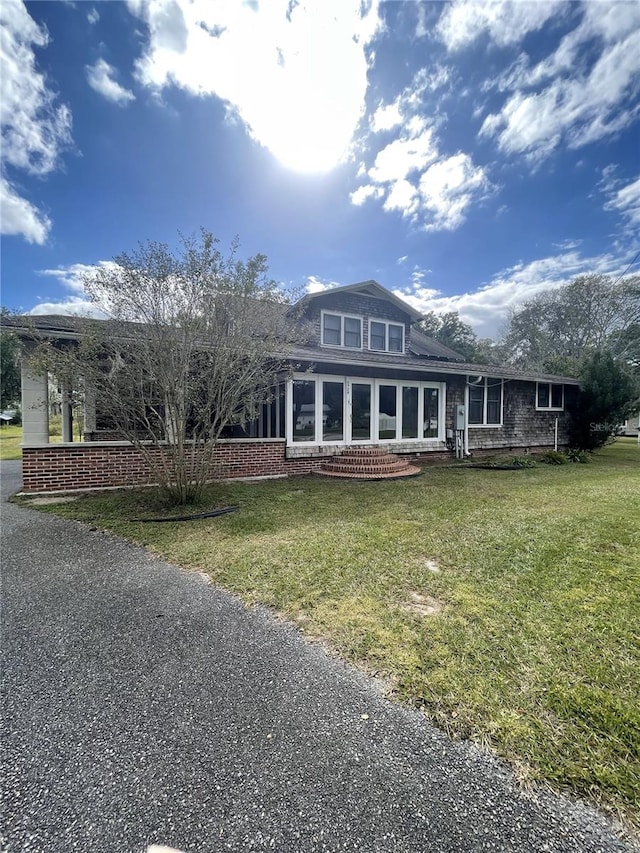 view of front of home featuring a front lawn