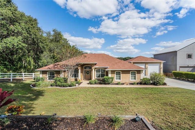 10120 Lakeshore Dr, Clermont, FL 34711 - view of front of property featuring stucco siding and concrete driveway