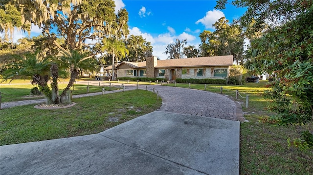 single story home with a front yard