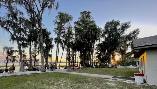 view of yard at dusk