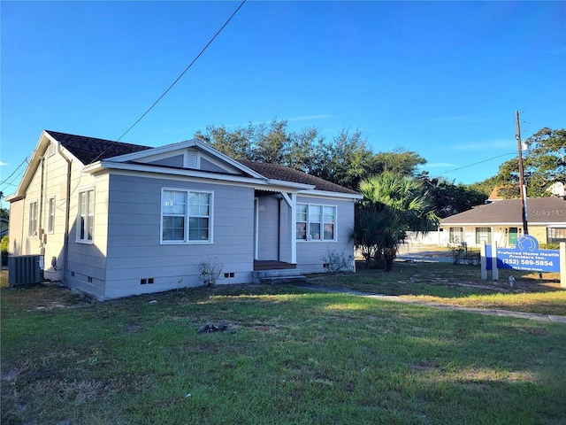 view of front facade featuring a front yard and central AC unit