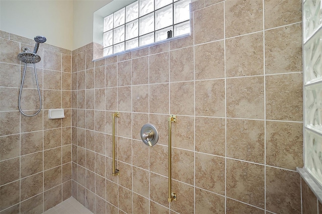 bathroom featuring tiled shower