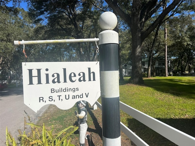 community sign with a lawn