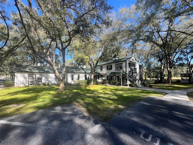 view of front of house featuring a front yard