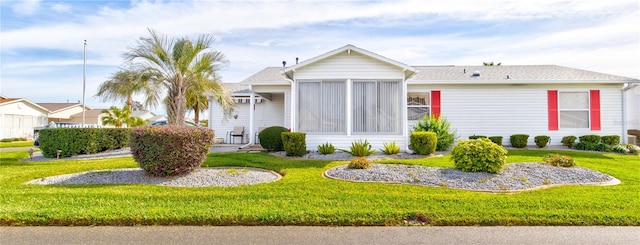 view of front of house featuring a front lawn