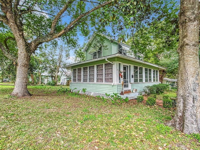 view of front of house with a front lawn