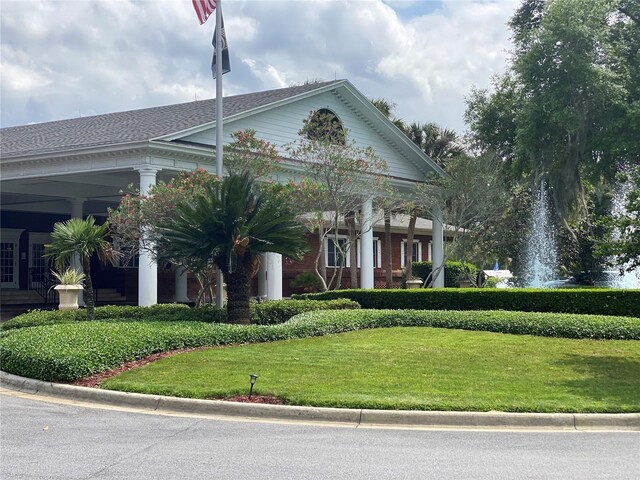 view of front of home featuring a front lawn