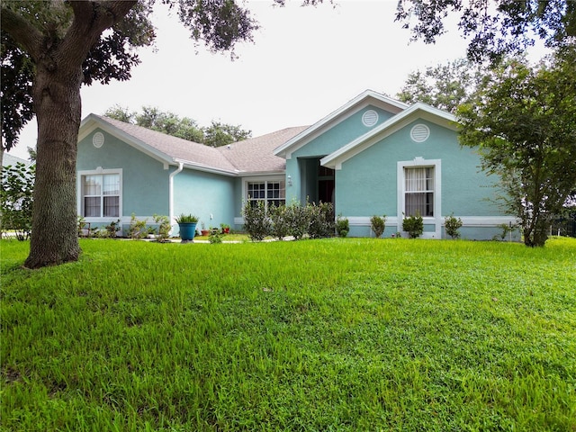 single story home with a front lawn